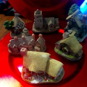 6 PCs of David Winters resin cottages